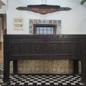 Chest_and_a_wall_shelf_-_Bardo,_Algeria
